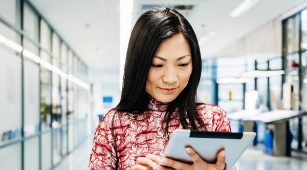 summary woman engineer with ipad.png